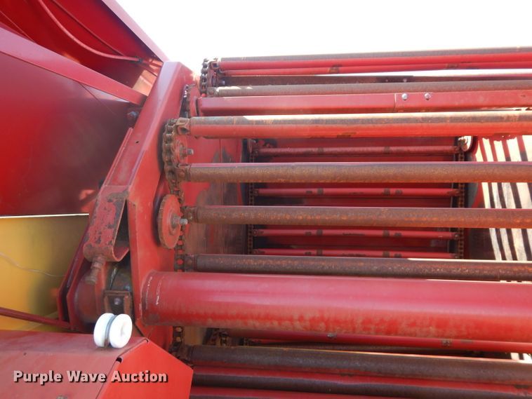 image for item HF9198 1984 New Holland 855  round baler