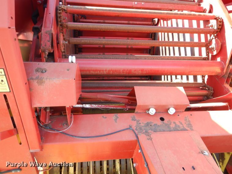 image for item HF9198 1984 New Holland 855  round baler