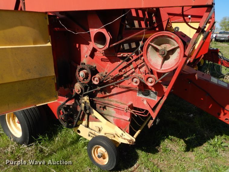 image for item HF9198 1984 New Holland 855  round baler