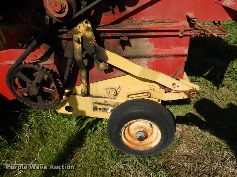 image for item HF9198 1984 New Holland 855  round baler