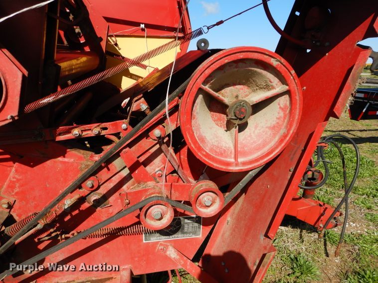 image for item HF9198 1984 New Holland 855  round baler