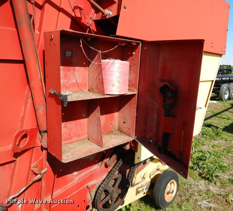 image for item HF9198 1984 New Holland 855  round baler