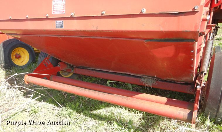 image for item HF9198 1984 New Holland 855  round baler