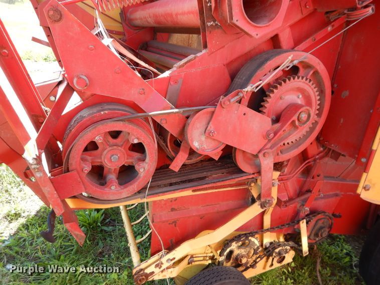 image for item HF9198 1984 New Holland 855  round baler