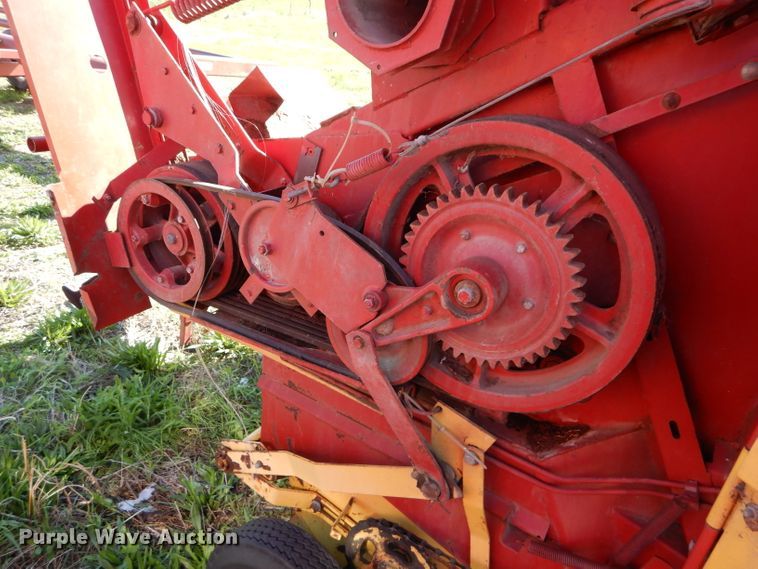 image for item HF9198 1984 New Holland 855  round baler