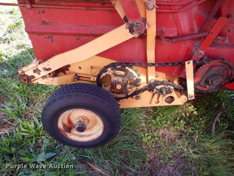 image for item HF9198 1984 New Holland 855  round baler