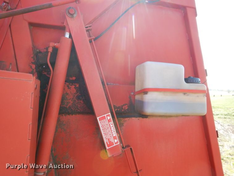 image for item HF9198 1984 New Holland 855  round baler