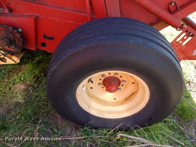 image for item HF9198 1984 New Holland 855  round baler