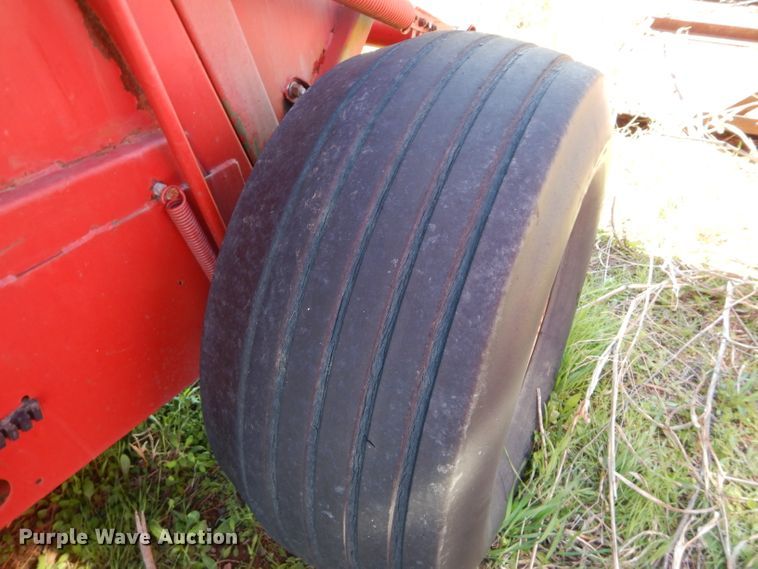 image for item HF9198 1984 New Holland 855  round baler