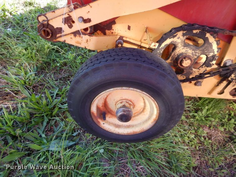 image for item HF9198 1984 New Holland 855  round baler