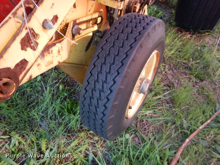 image for item HF9198 1984 New Holland 855  round baler