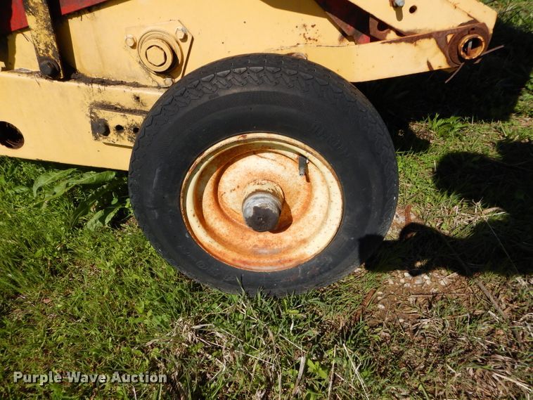 image for item HF9198 1984 New Holland 855  round baler