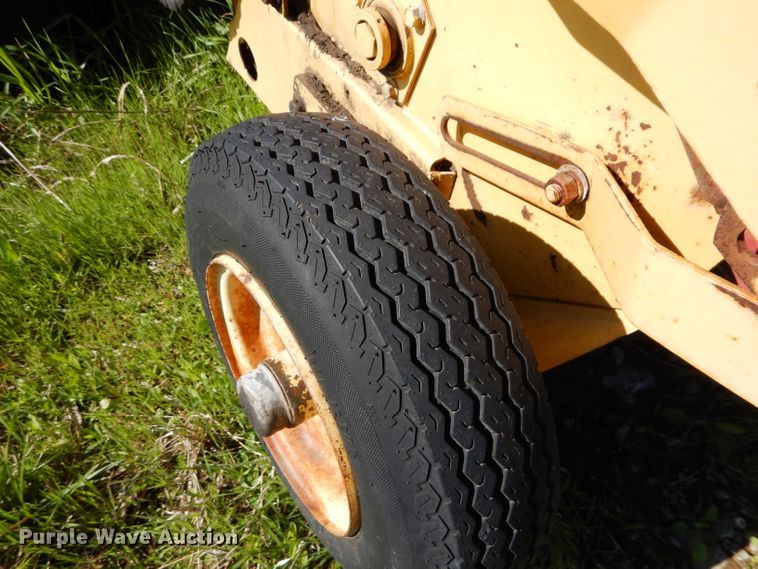 image for item HF9198 1984 New Holland 855  round baler