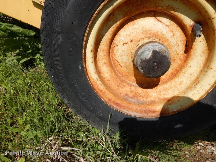 image for item HF9198 1984 New Holland 855  round baler