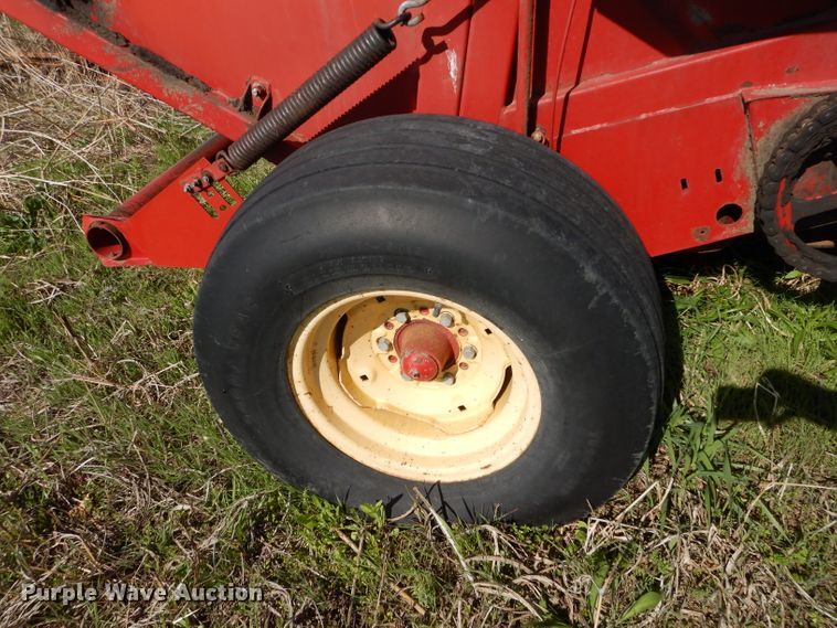 image for item HF9198 1984 New Holland 855  round baler