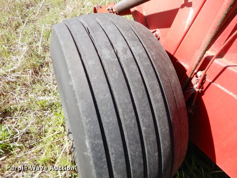 image for item HF9198 1984 New Holland 855  round baler