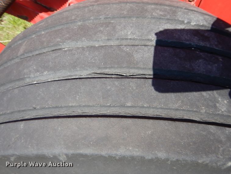 image for item HF9198 1984 New Holland 855  round baler