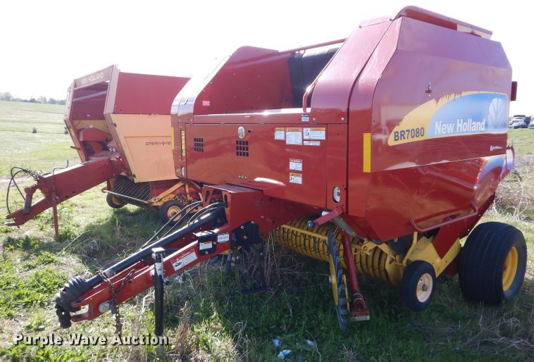image for item HF9199 2010 New Holland BR7080  round baler