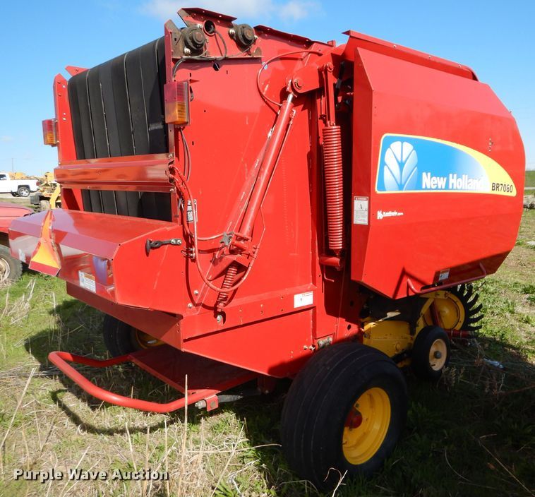 image for item HF9199 2010 New Holland BR7080  round baler