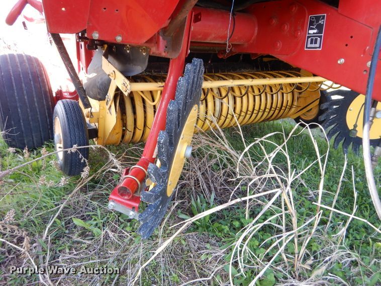 image for item HF9199 2010 New Holland BR7080  round baler