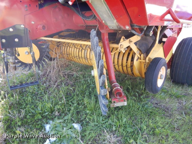 image for item HF9199 2010 New Holland BR7080  round baler