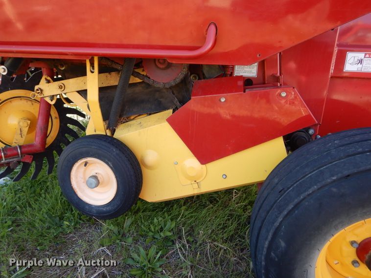 image for item HF9199 2010 New Holland BR7080  round baler