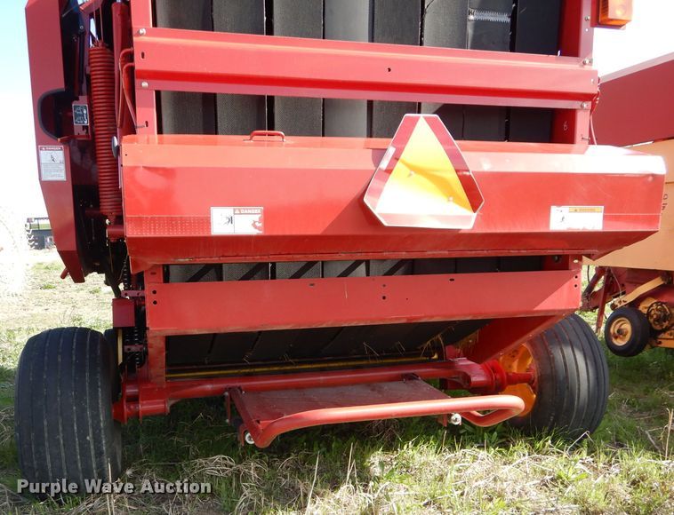 image for item HF9199 2010 New Holland BR7080  round baler