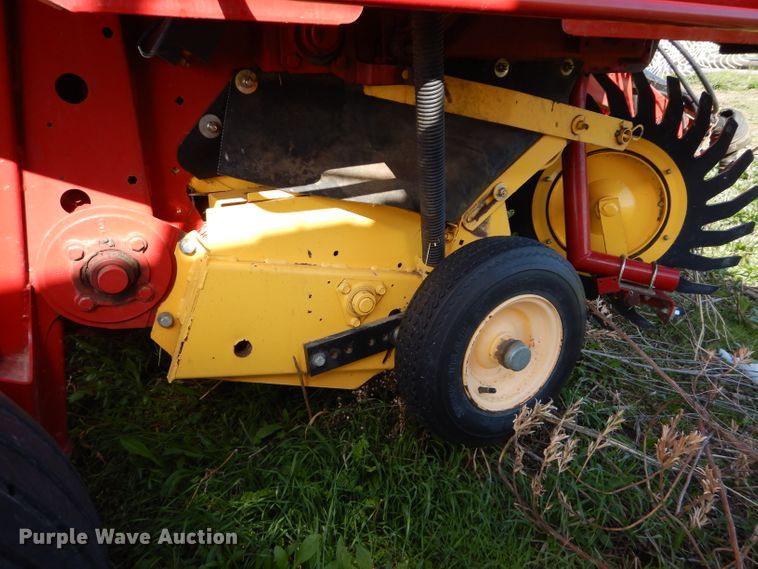 image for item HF9199 2010 New Holland BR7080  round baler