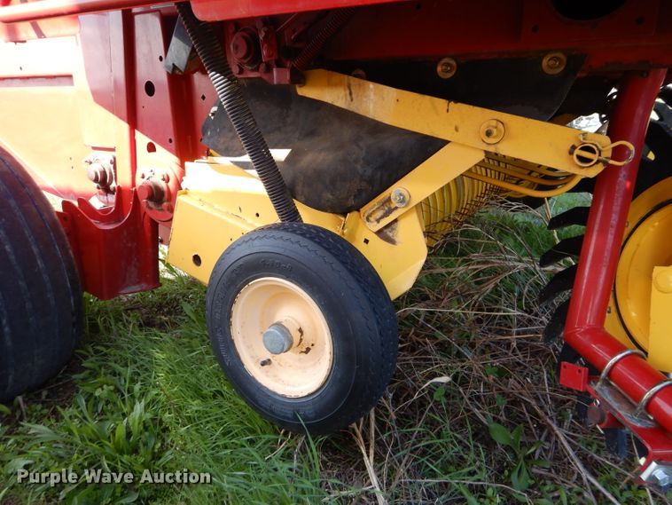 image for item HF9199 2010 New Holland BR7080  round baler