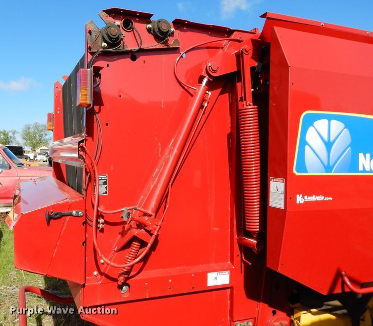 image for item HF9199 2010 New Holland BR7080  round baler