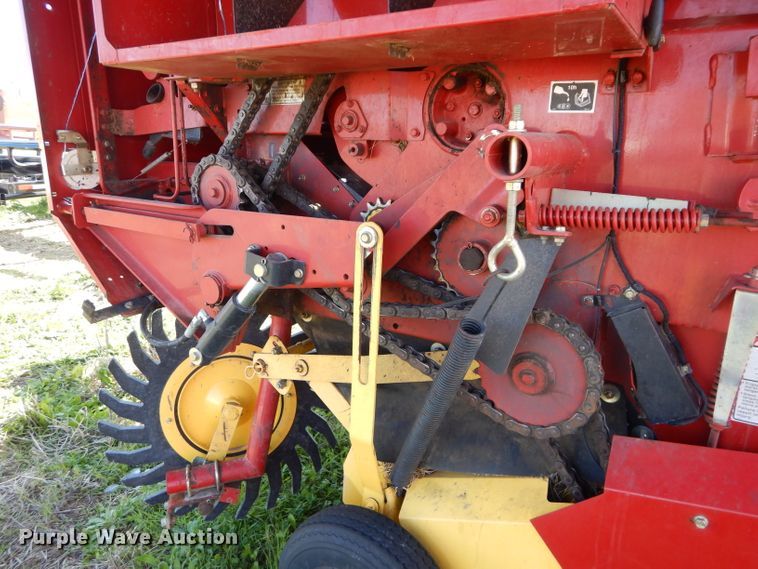 image for item HF9199 2010 New Holland BR7080  round baler