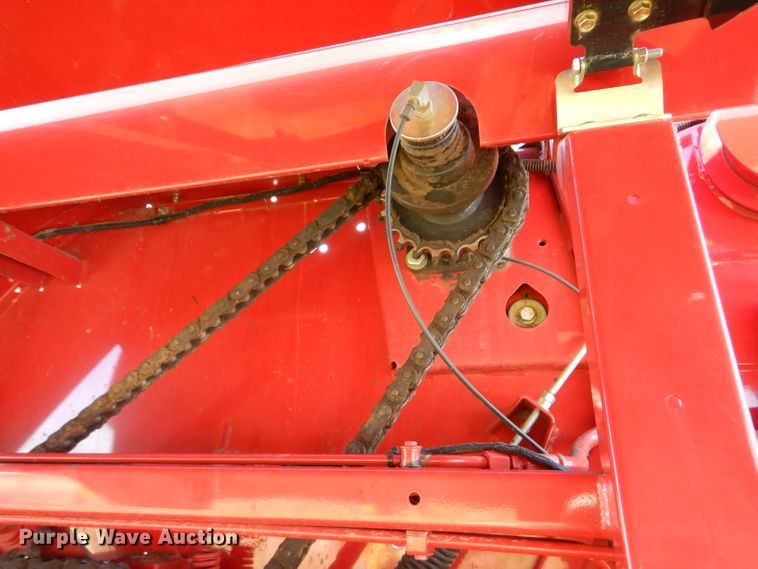 image for item HF9199 2010 New Holland BR7080  round baler