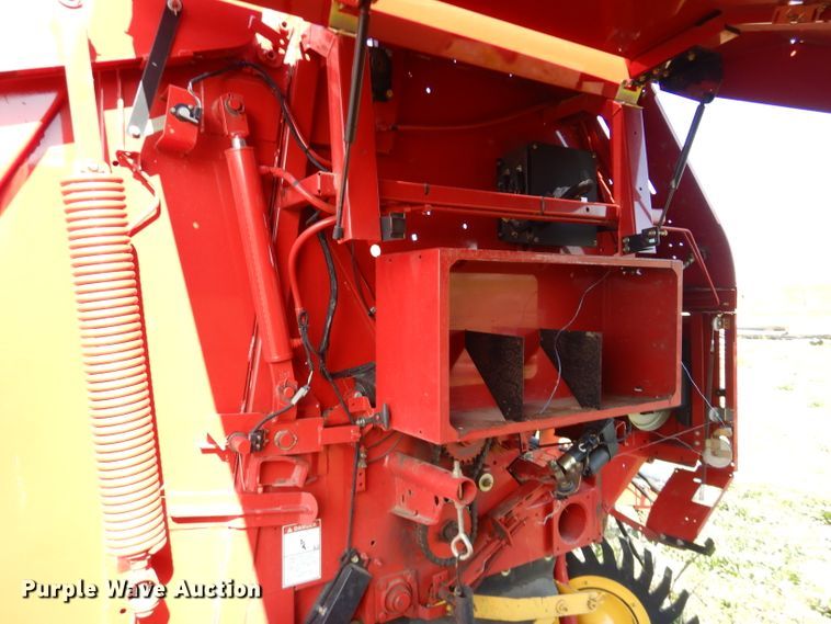 image for item HF9199 2010 New Holland BR7080  round baler