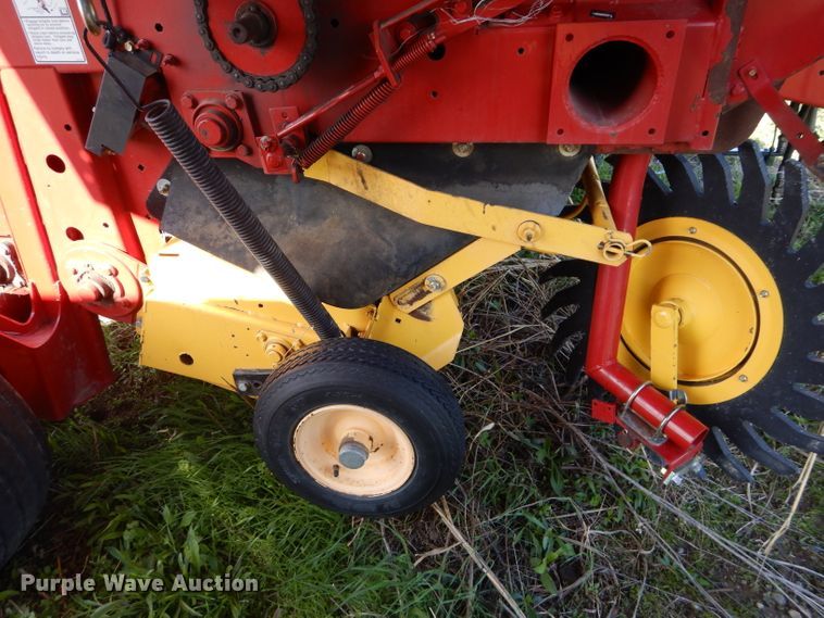 image for item HF9199 2010 New Holland BR7080  round baler