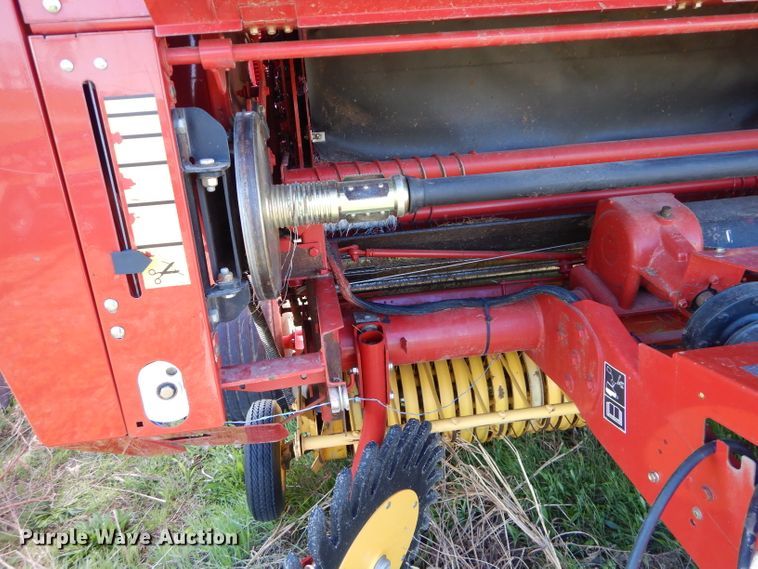 image for item HF9199 2010 New Holland BR7080  round baler