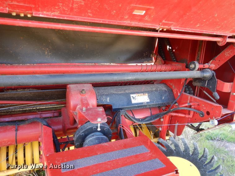 image for item HF9199 2010 New Holland BR7080  round baler