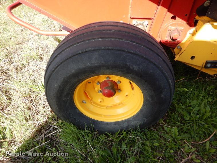 image for item HF9199 2010 New Holland BR7080  round baler