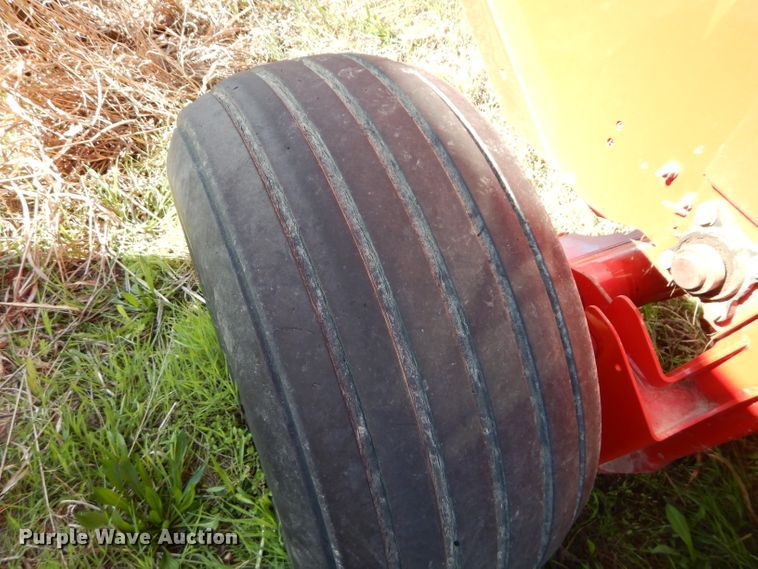 image for item HF9199 2010 New Holland BR7080  round baler