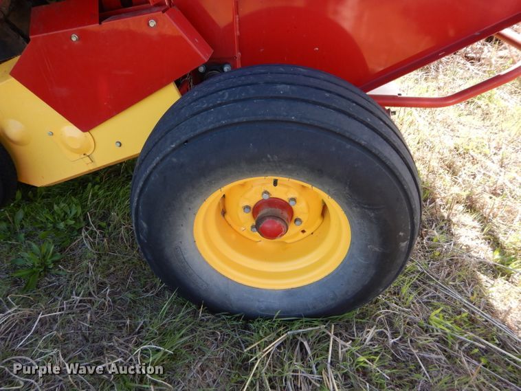 image for item HF9199 2010 New Holland BR7080  round baler