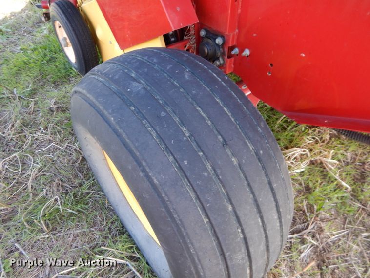 image for item HF9199 2010 New Holland BR7080  round baler