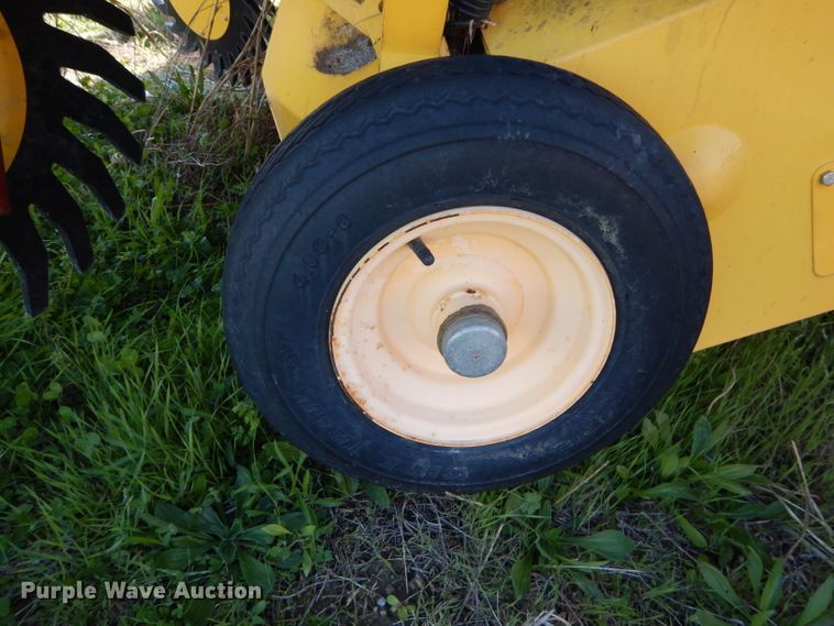 image for item HF9199 2010 New Holland BR7080  round baler