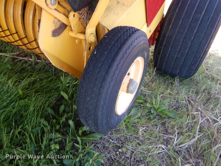 image for item HF9199 2010 New Holland BR7080  round baler