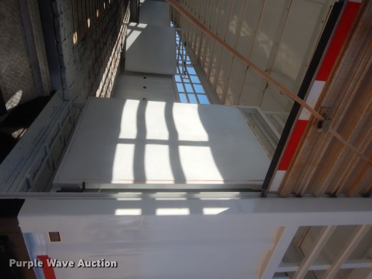 image for item HG9920 2005 Neville livestock trailer