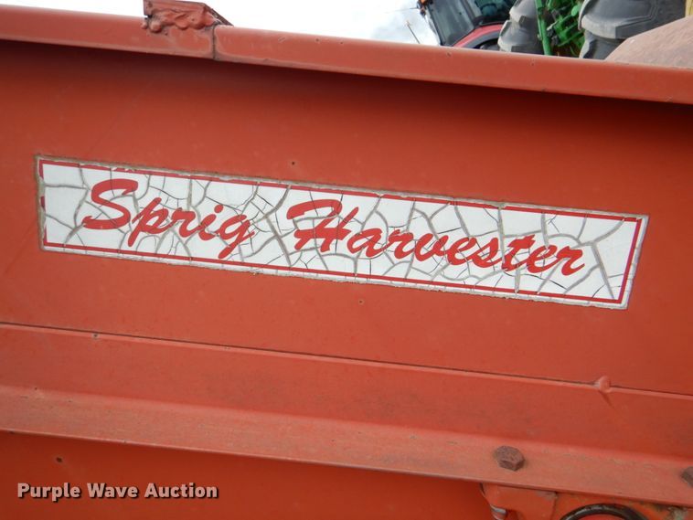 image for item HL9419 Bermuda King 60SL97  sprig harvester