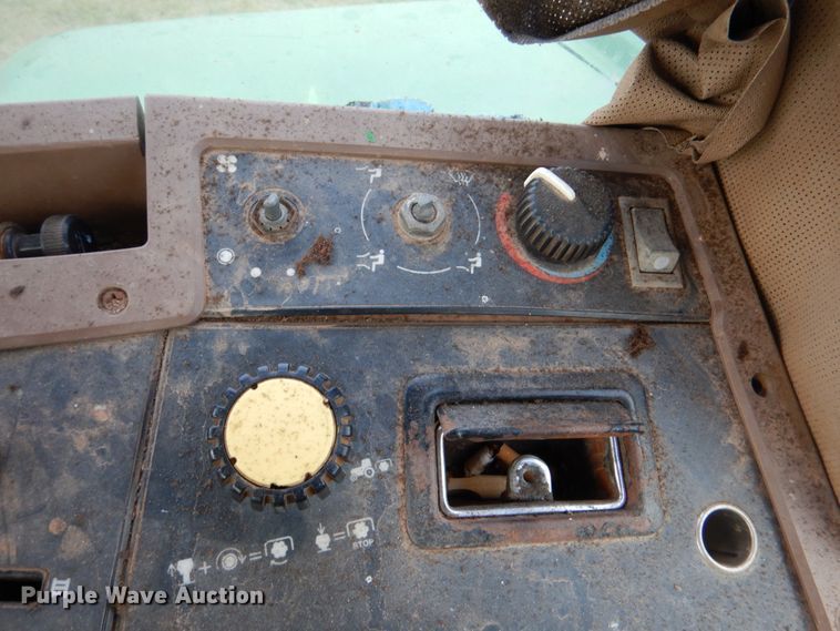 image for item HL9430 1995 John Deere 7200  tractor