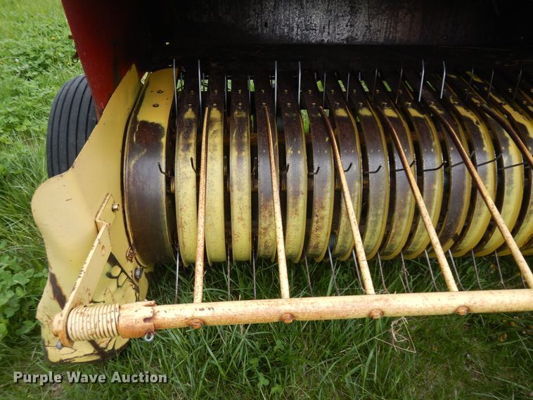 image for item ID9769 New Holland Hayliner 276  small square baler