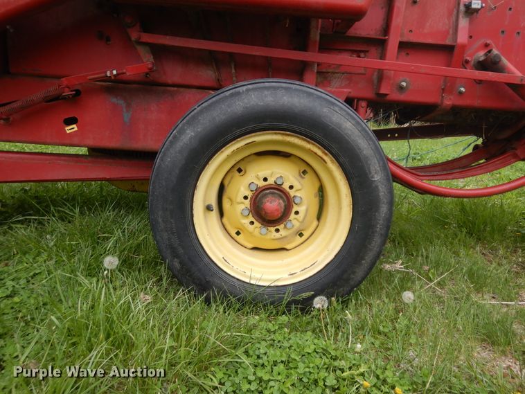 image for item ID9769 New Holland Hayliner 276  small square baler