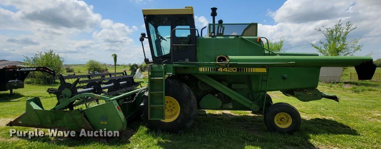 image for item IF9751 1984 John Deere 4420  RWA combine