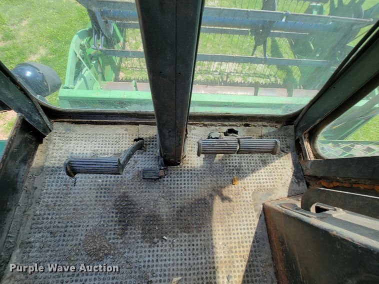 image for item IF9751 1984 John Deere 4420  RWA combine