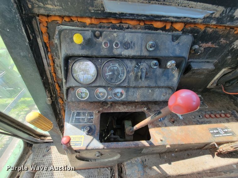 image for item IF9751 1984 John Deere 4420  RWA combine